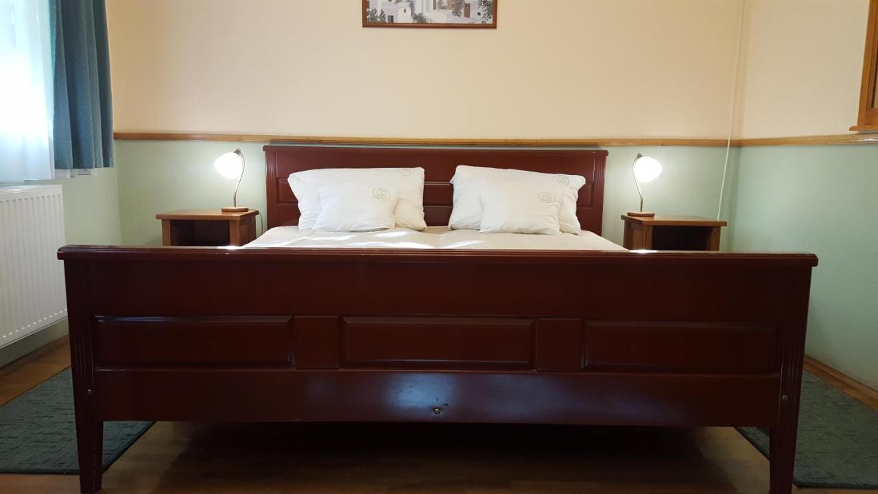 Laetitia Panzio Bed & Breakfast Kaposvar Luaran gambar